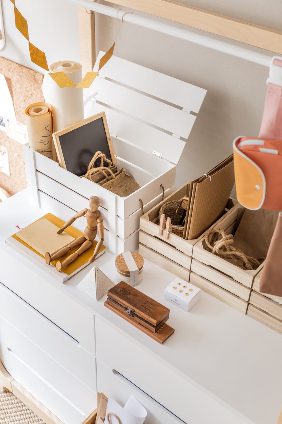 dormitorio adolescente creativo estilo minimalista muebles madera orden cajas