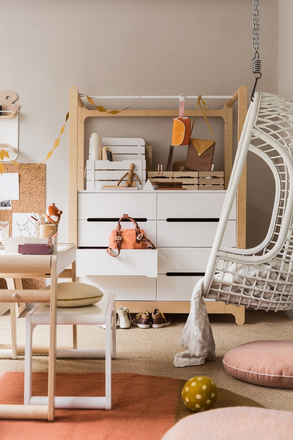 dormitorio adolescente creativo estilo minimalista muebles madera silla colgante