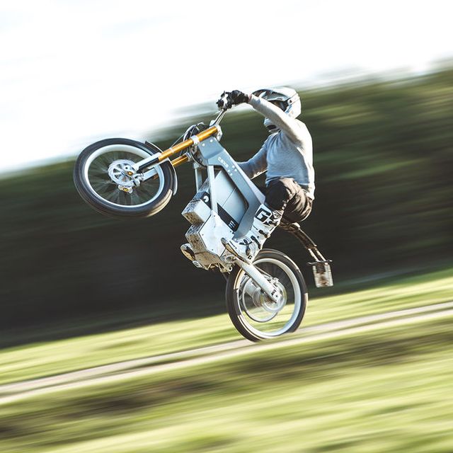 Vehicle, Motorcycle, Extreme sport, Stunt performer, Racing, Stunt, Sports, Wheelie, Recreation, Cycling, 