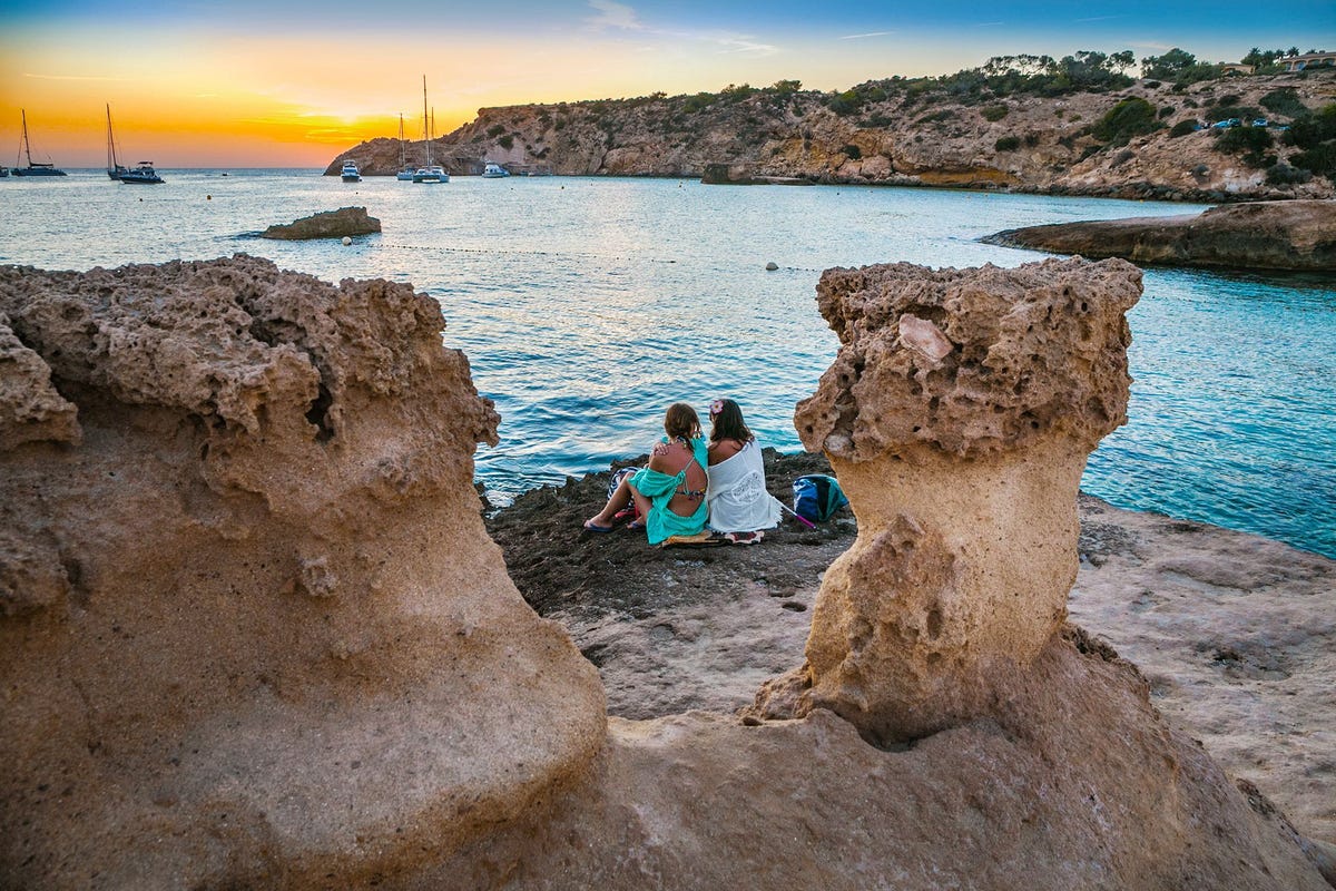 Het turquoise water van de Cala Tarida aan de westkust van Ibiza wordt omlijst door spectaculaire klippen