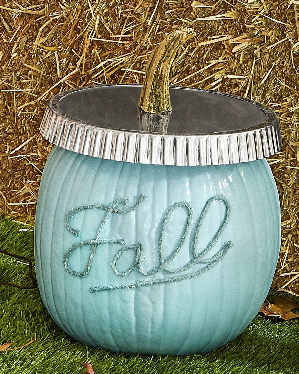una calabaza de halloween que parece un tarro de conservas