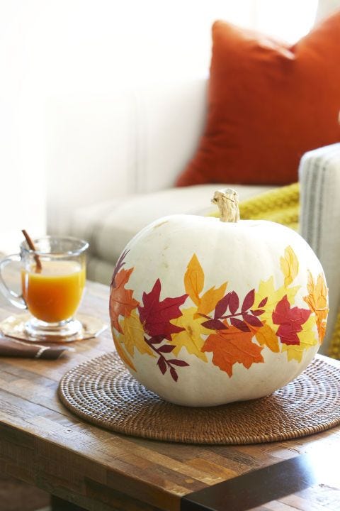 calabaza decorada con hojas recogidas en el jardín