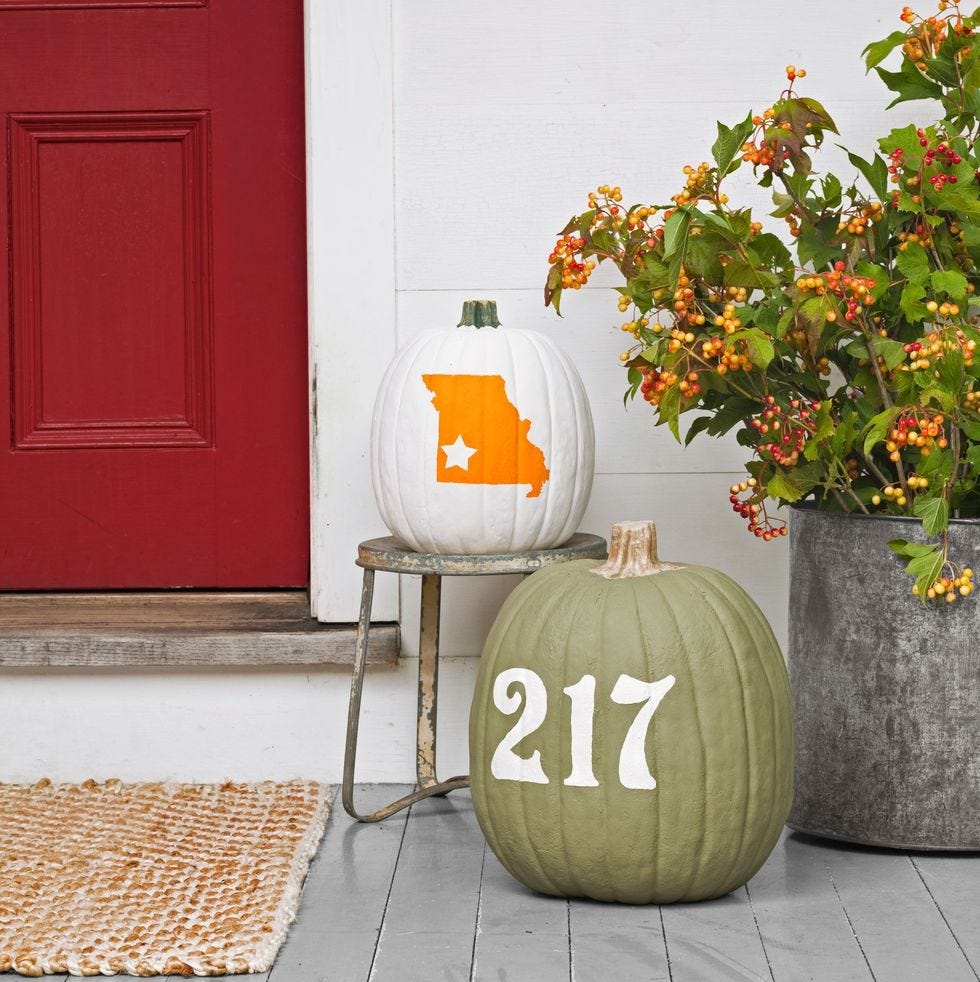 una calabaza pintada con números para indicar la dirección de la casa