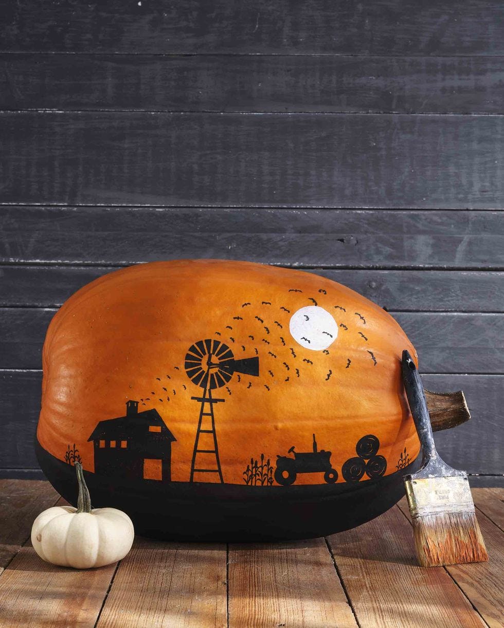 una calabaza pintada con un paisaje de halloween