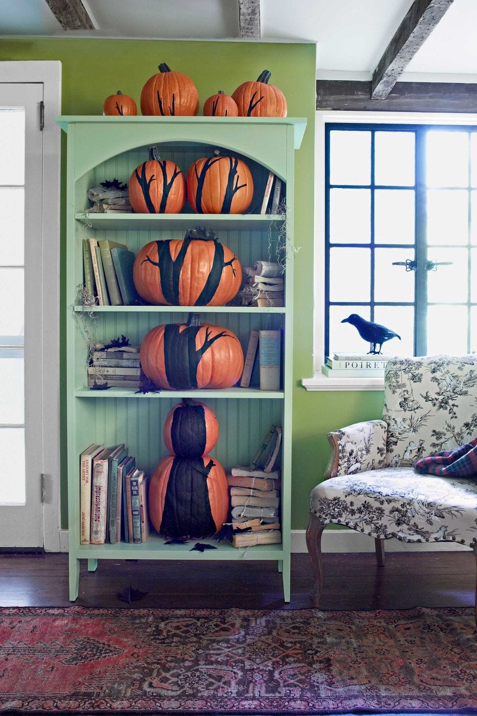 un árbol de halloween con calabazas dentro de una estantería