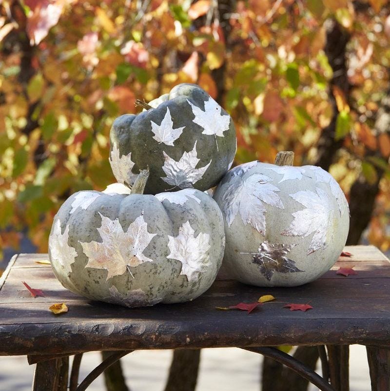 calabazas de halloween decoradas con hojas plateadas