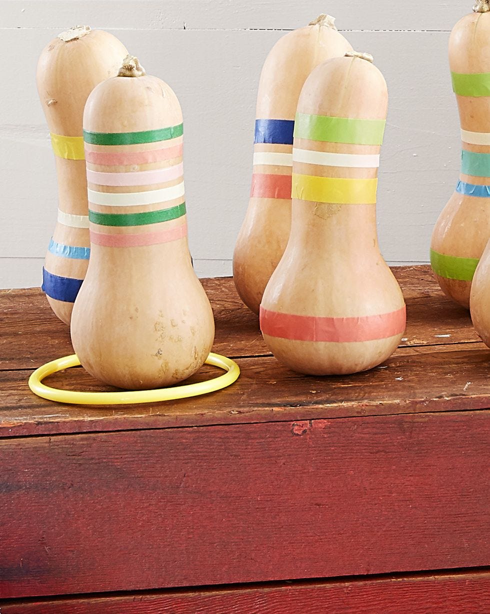 unas calabazas alargadas pintadas con rayas para hacer un juego de bolos