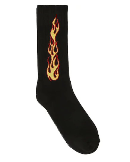 Calcetines de hombre negros con un inserto rojo en las piernas de los pies  en calcetines sobre un fondo blanco.