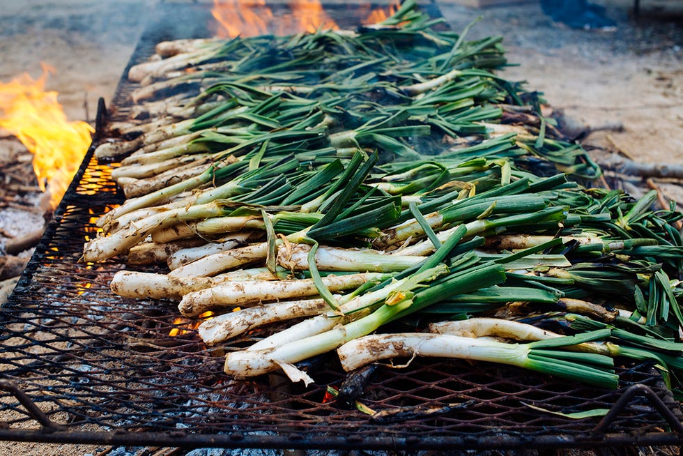 Comer calçots en el Restaurante Paradís, Madrd – Gastronostrum