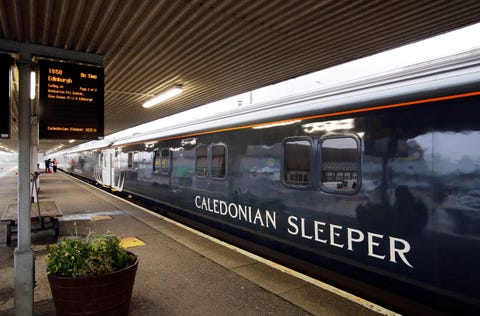 Op de Caledonian Sleeper vertrekken passagiers s avonds al dinerend vanuit Londen waarna ze zich in hun slaapcoups terugtrekken ontwaken met uitzicht op de bergen en lochs van de Schotse Hooglanden en halverwege de ochtend in Fort William aankomen