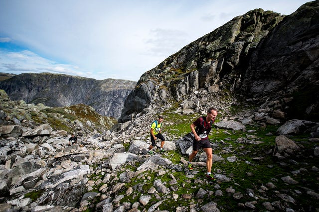 dos hombres corren entre las montañas una carrera de la copa del mundo wmra 2021