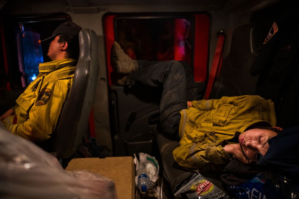 Kirkendall rechts rust uit in de cabine van een brandweerwagen 3 september 2021