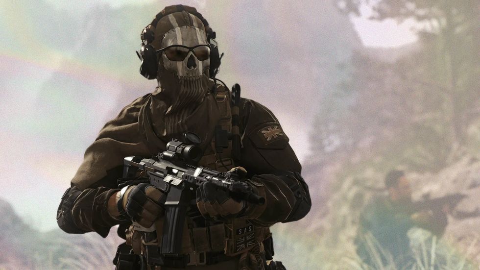 Call of Duty Modern Warfare 2, Geist mit bereiter Waffe in einer Außenumgebung