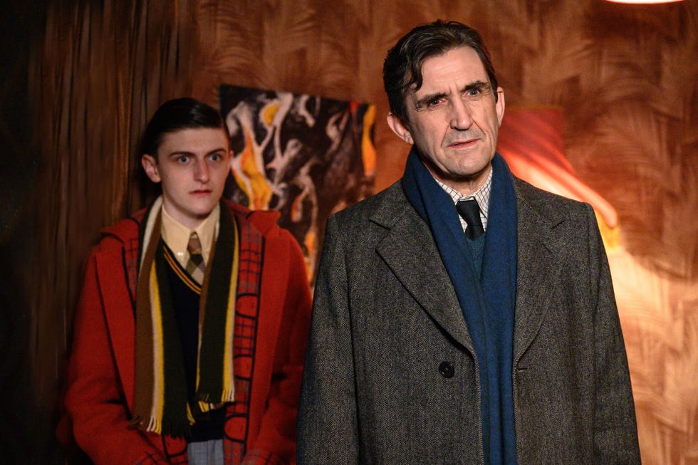 warning embargoed for publication until 000001 on 04122021   programme name call the midwife   s11   tx na   episode call the midwife   s11   christmas special no na   picture shows  timothy turner max macmillan, dr patrick turner stephen mcgann   c neal street productions   photographer