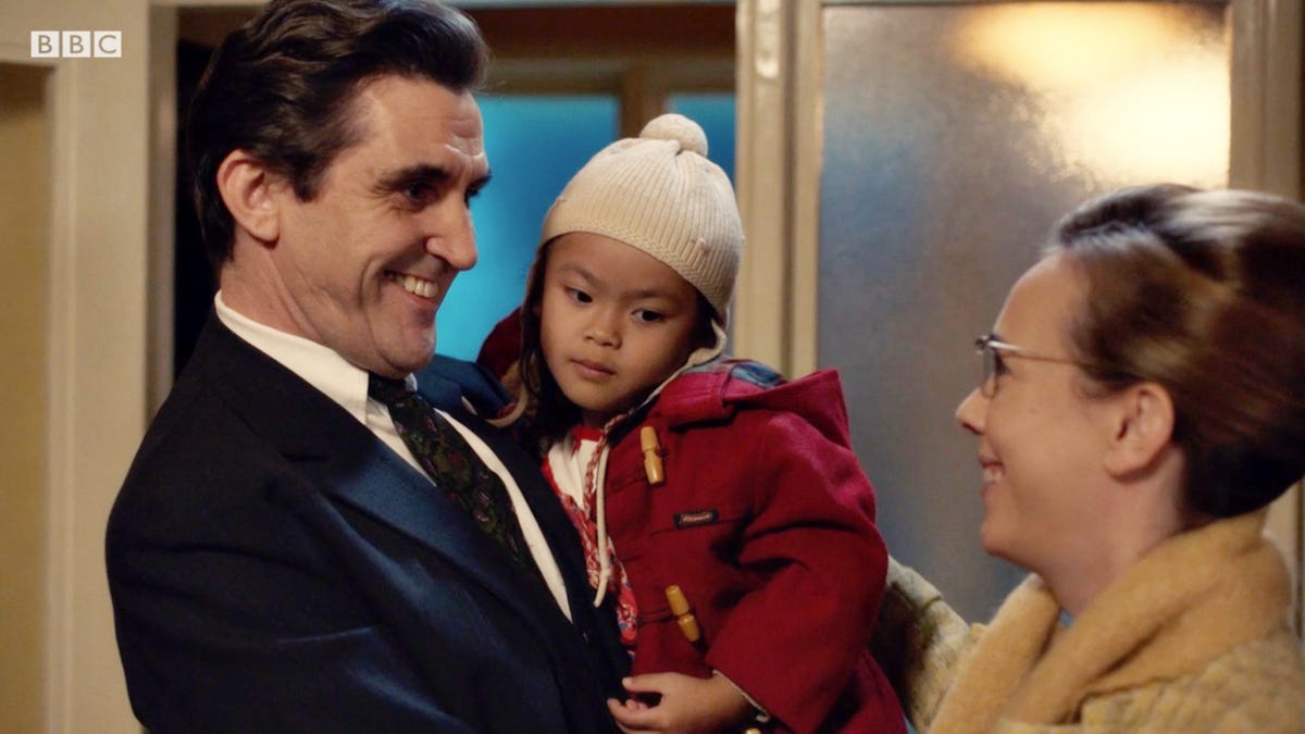 Call the Midwife cast reunite to give 