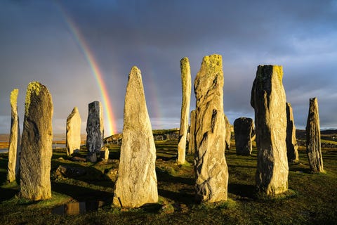 Callanish Stones Op het Isle of Lewis dat deel uitmaakt van de eilandengroep BuitenHebriden voor de noordwestkust van Schotland waren de oeroude Callanish Stones in de Bronstijd een centrum voor rituele plechtigheden Een cirkel van dertien zware stenen omringt een zeven ton wegende monoliet in het centrum met daarnaast een kamergraf en dat alles in het decor van Loch Roag en de glooiende heuvels van Great Bernera In 2020 ontdekten archeologen hier aanwijzingen dat in het omringende landschap nog meer steencirkels hebben gestaan