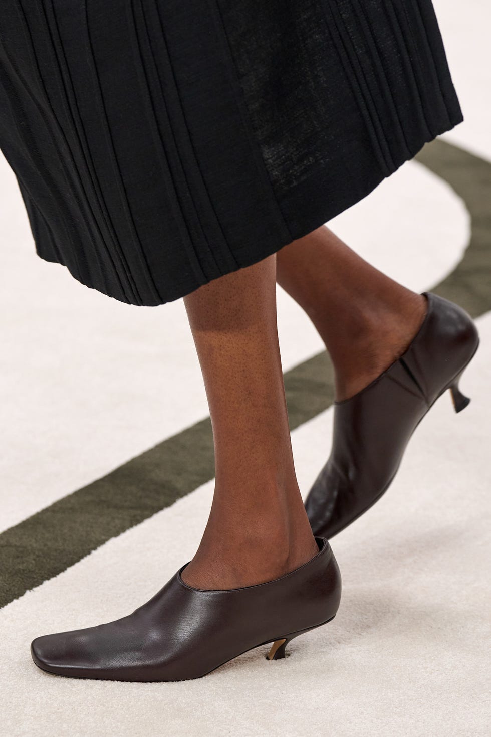 el zapato de punta cuadrada es tendencia en 2025