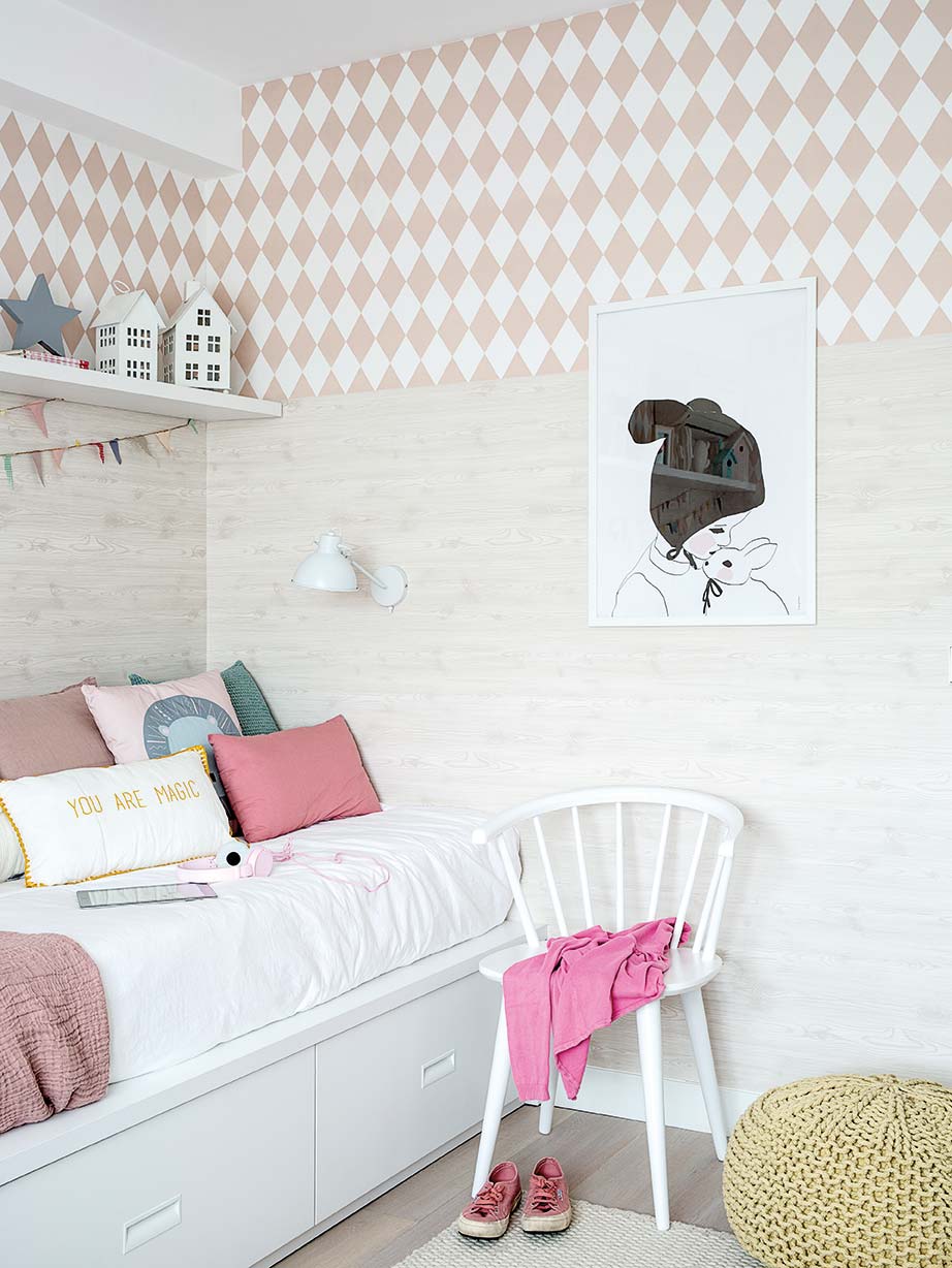Dormitorio infantil: papel pintado y zócalo