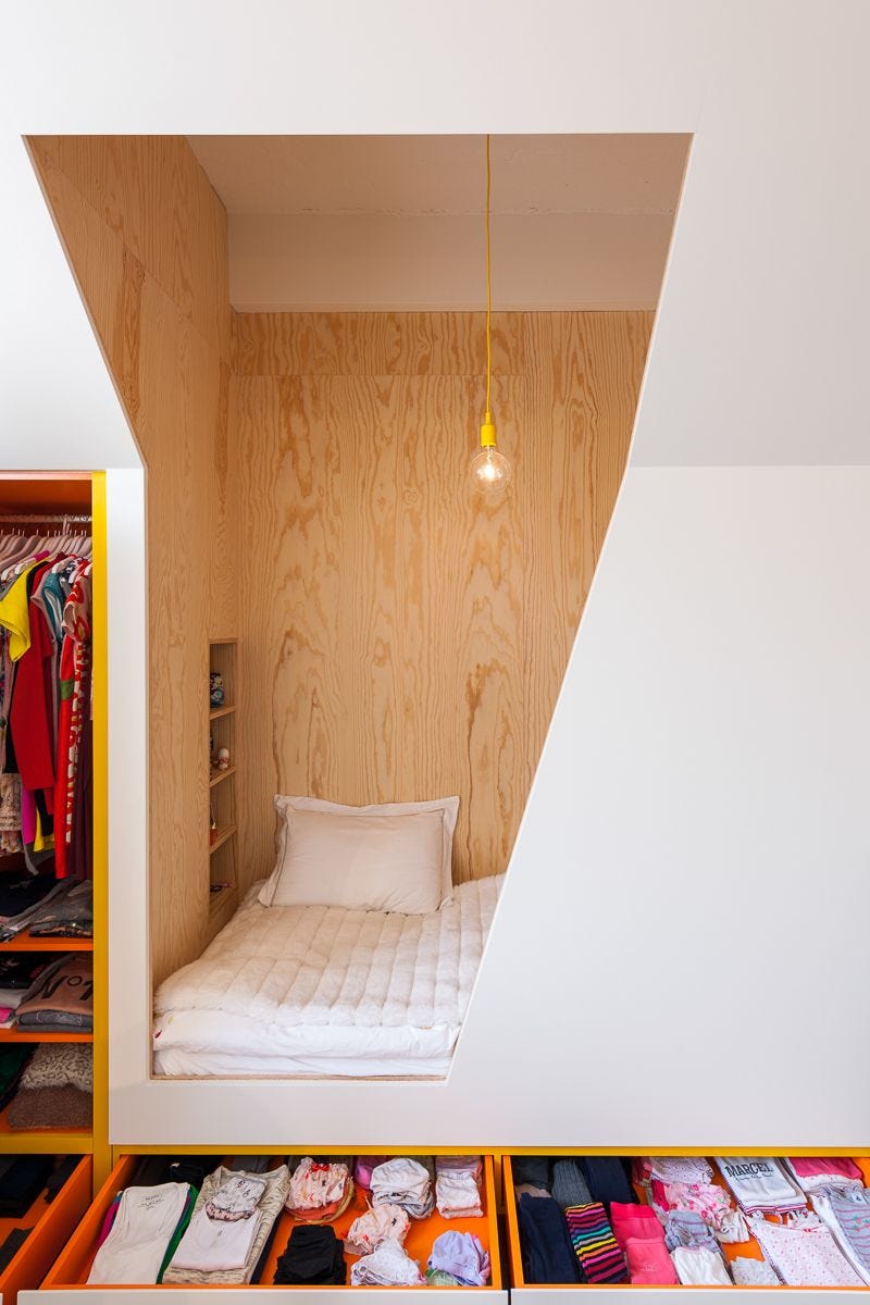 Dormitorio en una caja rodeada por cajones