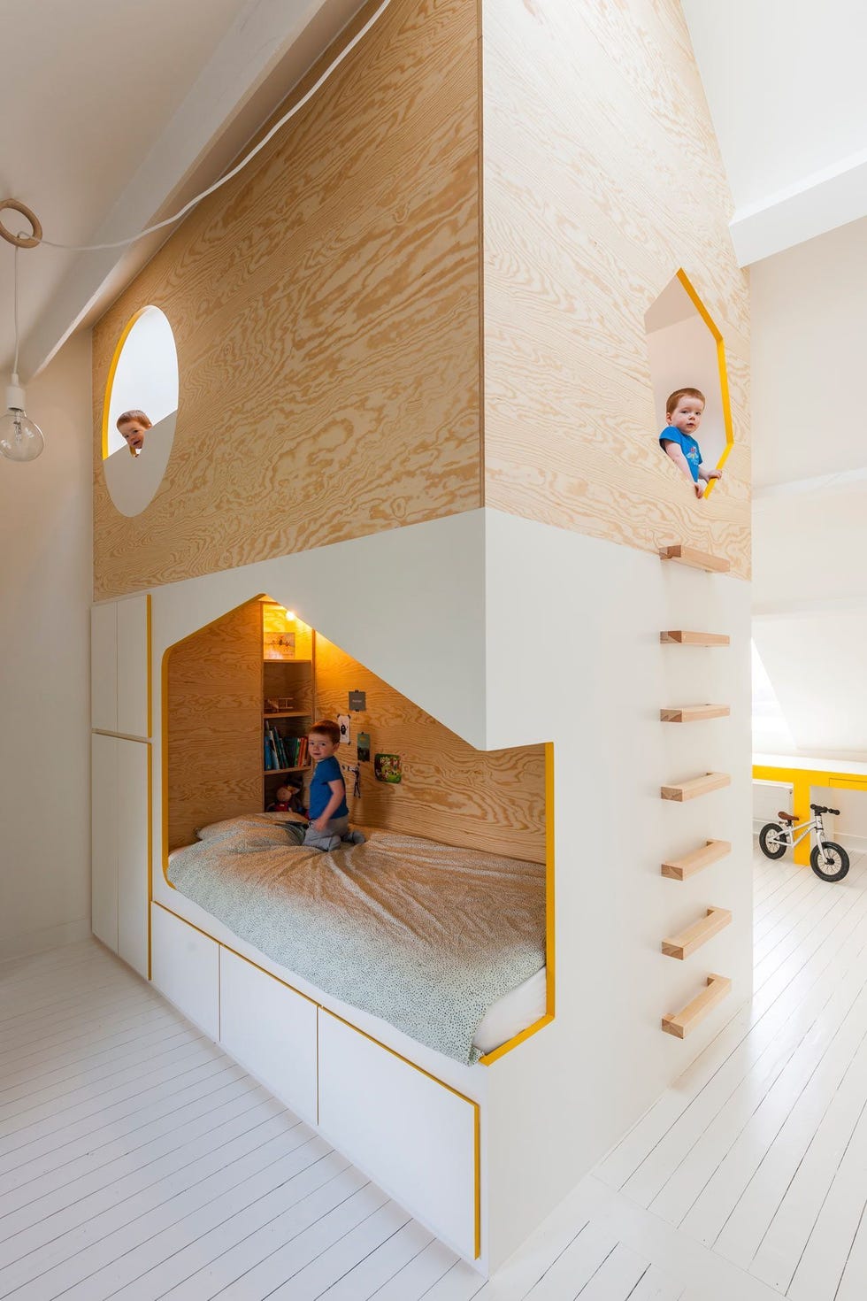 Cama infantil en una caja