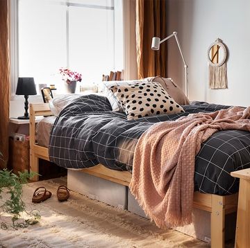 dormitorio moderno con cama de madera y cajas de almacenaje