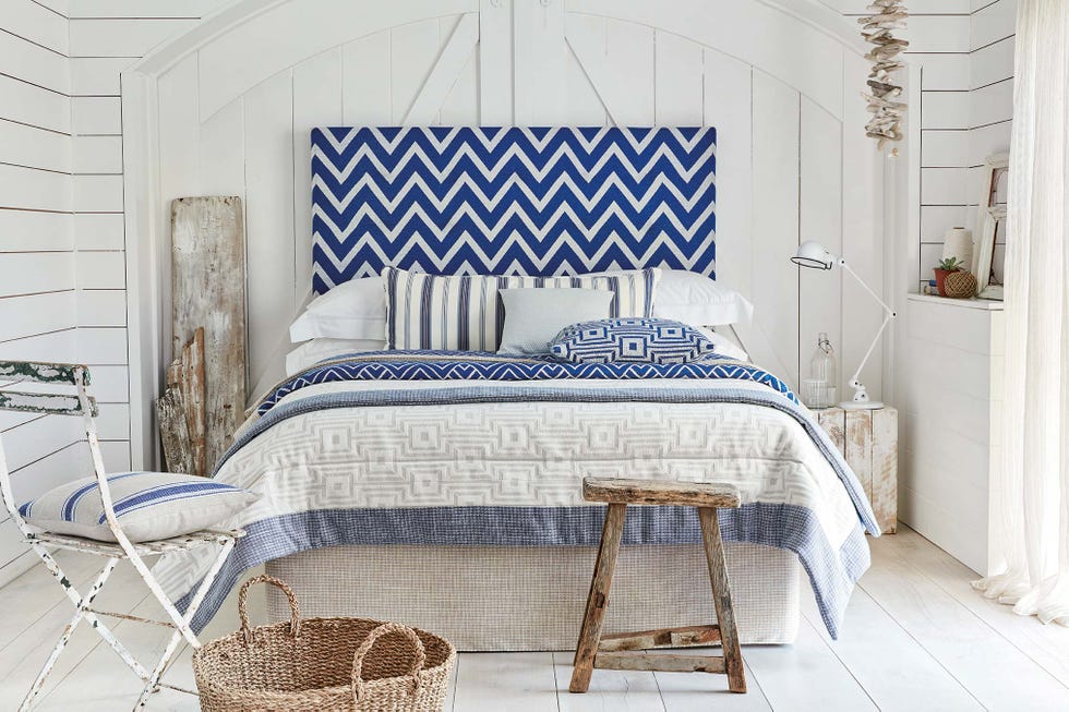 dormitorio con textiles frescos blanco y azul