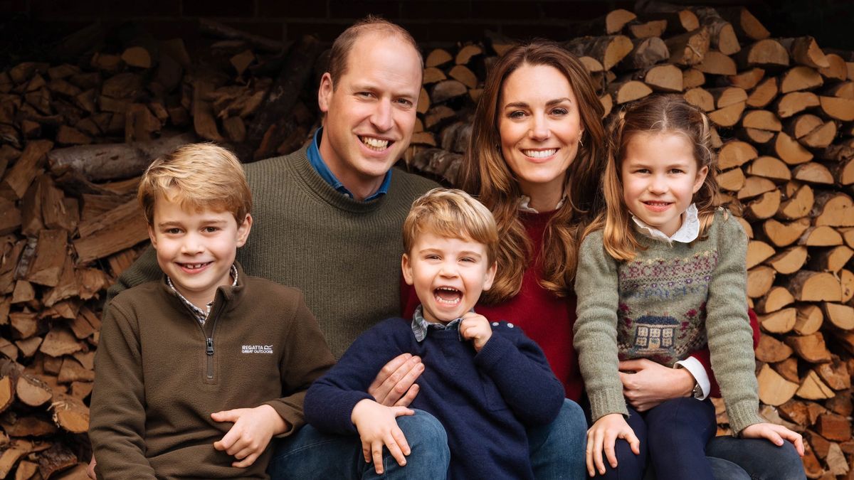 preview for Prince William, Kate Middleton, and Their Kids Attend the Pantomime