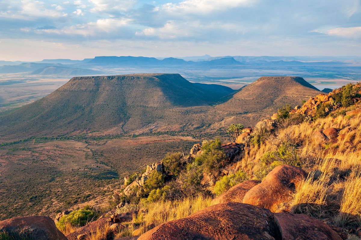 Verken al wandelend verbluffende uitzichten in het Nationale Park Kamdeboo waar je ziet hoe miljoenen jaren van geologie het landschap waaronder de Valley of Desolation hebben vormgegeven