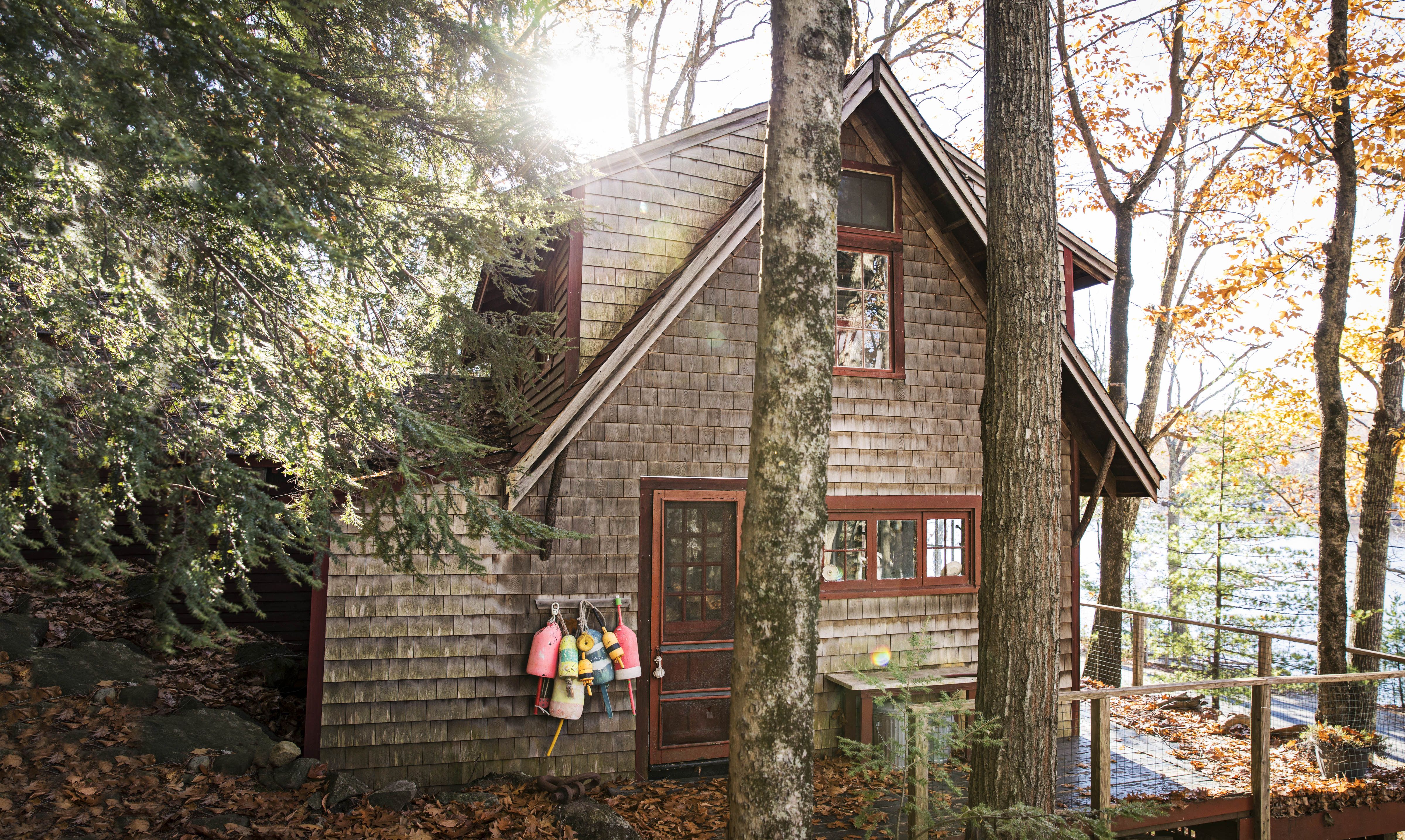 https://hips.hearstapps.com/hmg-prod/images/camden-maine-cabin-house-tour-exterior-jpg-1651691327.jpg