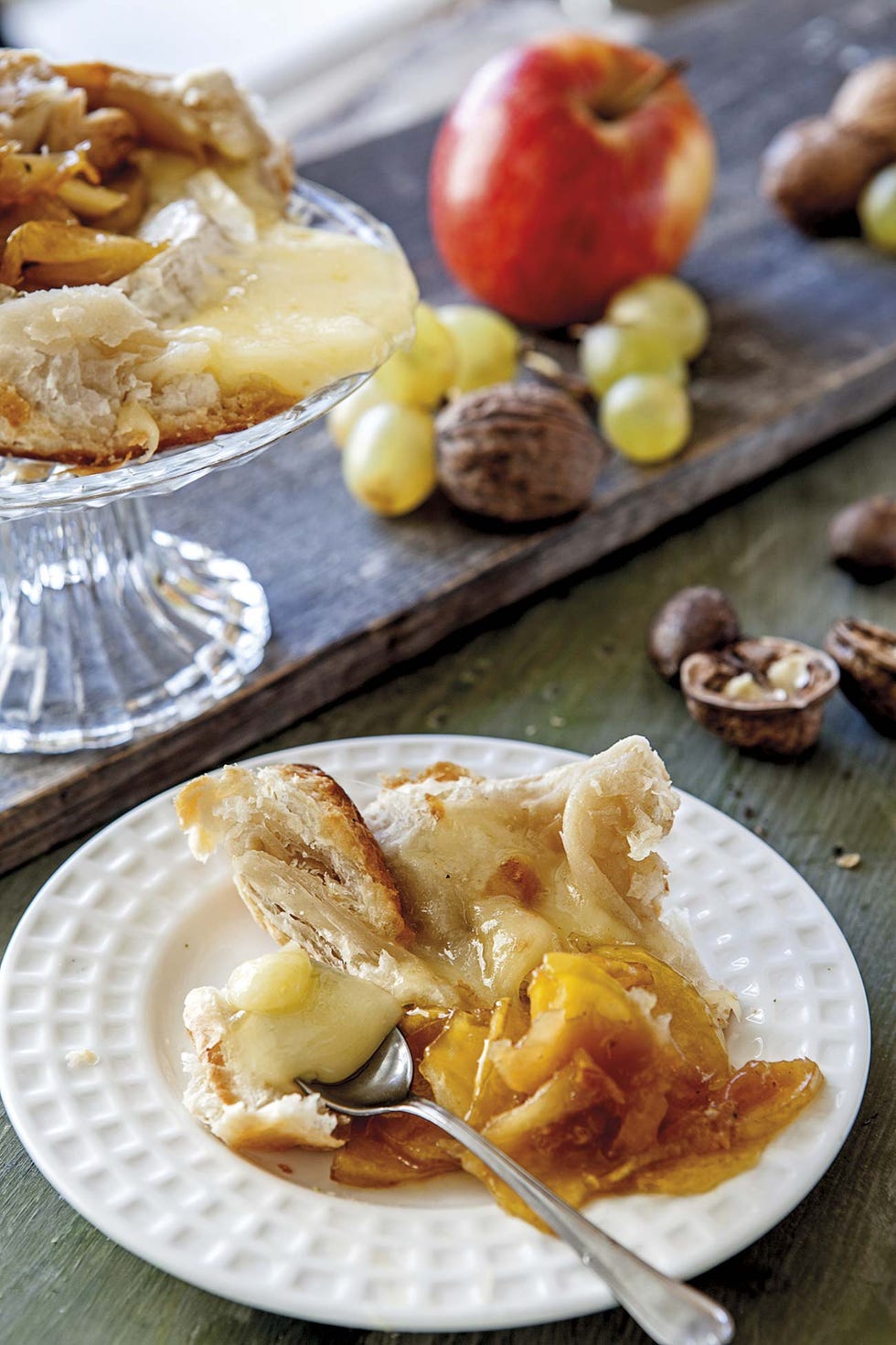 camembert al horno con manzana y nueces