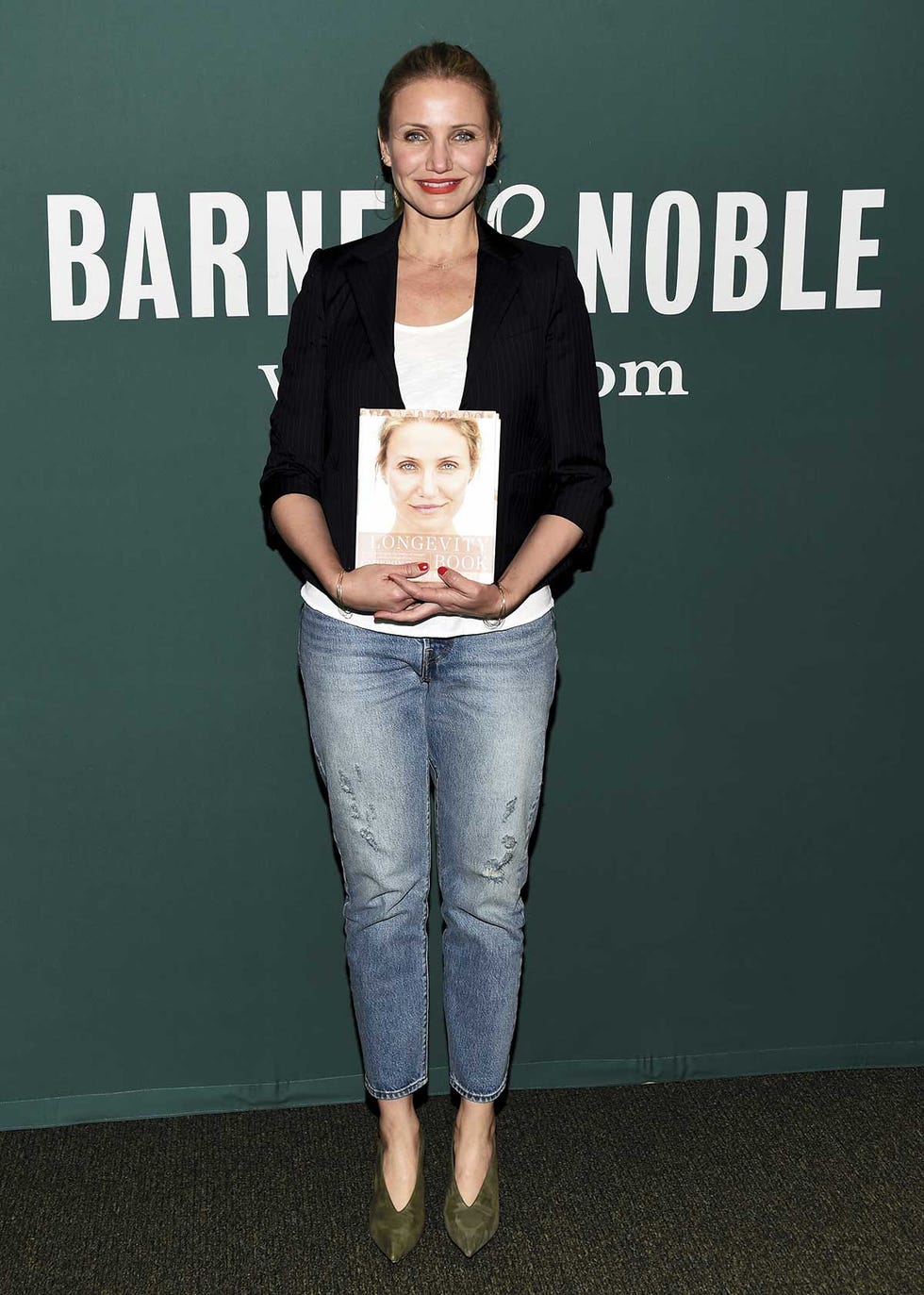 Cameron Diaz posa con uno de los libros que ha escrito