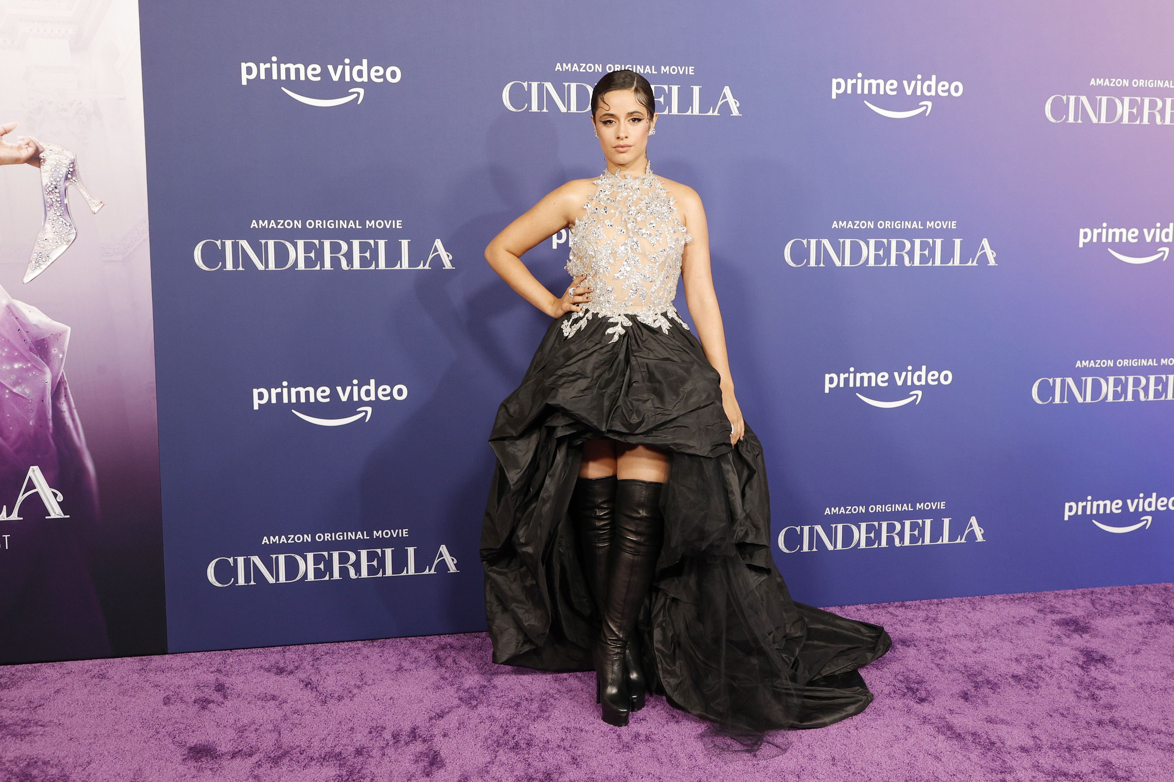 Camila Cabello en el estreno de 'Cenicienta' con botas altas
