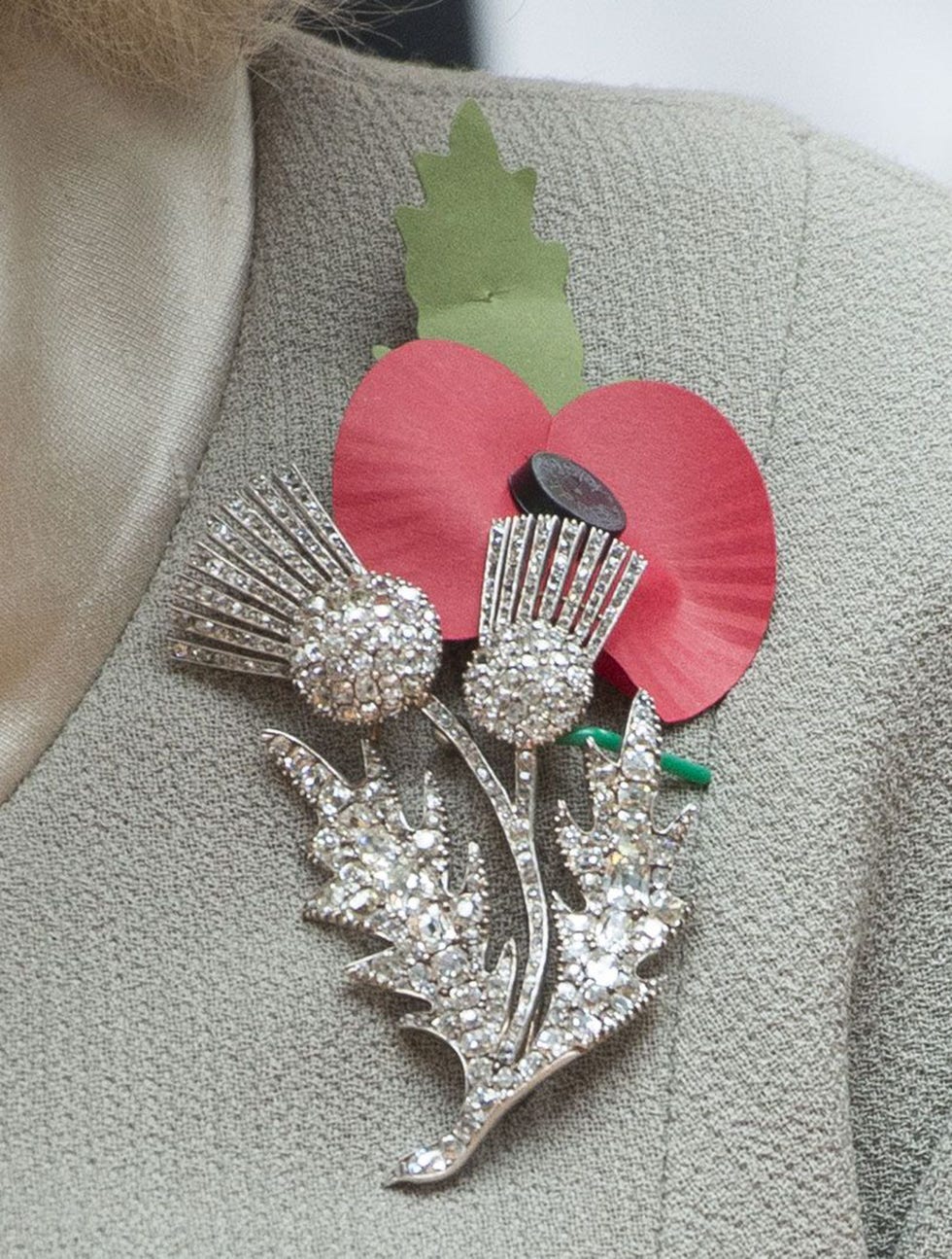 camila parker bowles luce un broche regalo de la reina isabel ii en un acto en nueva zelanda en 2015