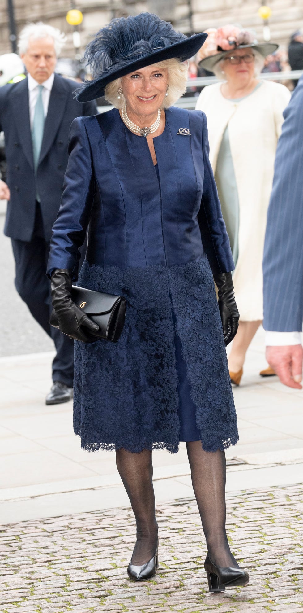 Camila llega al servicio religioso en el día de la Commonwealth