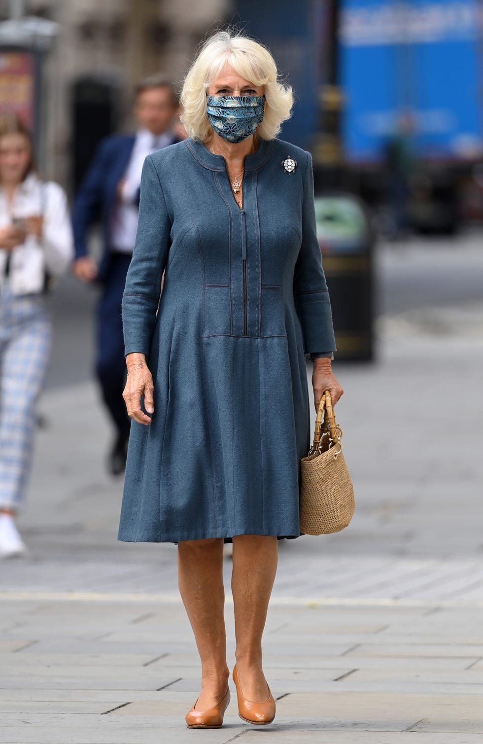 camila parker, duquesa de cornualles, camina por el centro de londres