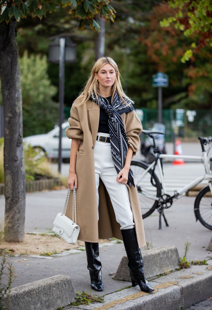 Llevar pantalones blancos en invierno no solo es posible, es una