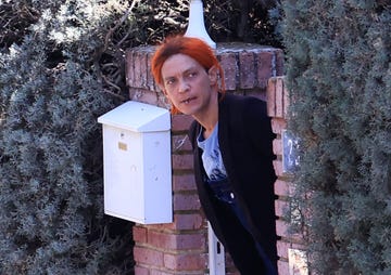 camilo blanes, ahora sheila devil, a las puertas de su casa