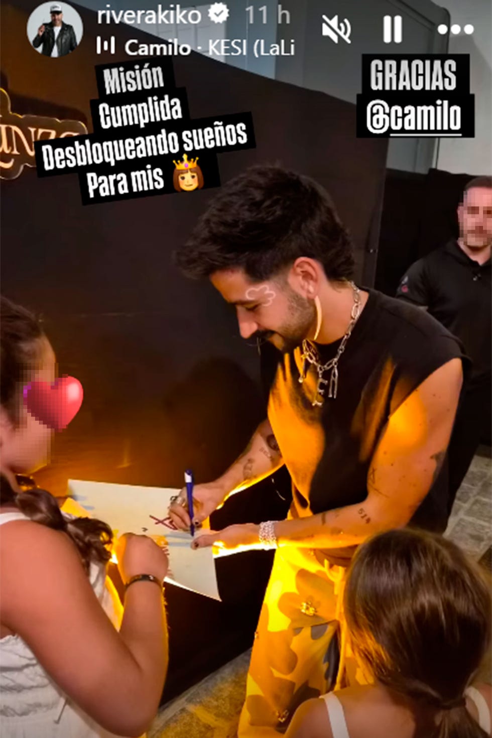 kiko rivera en un concierto con sus hijas