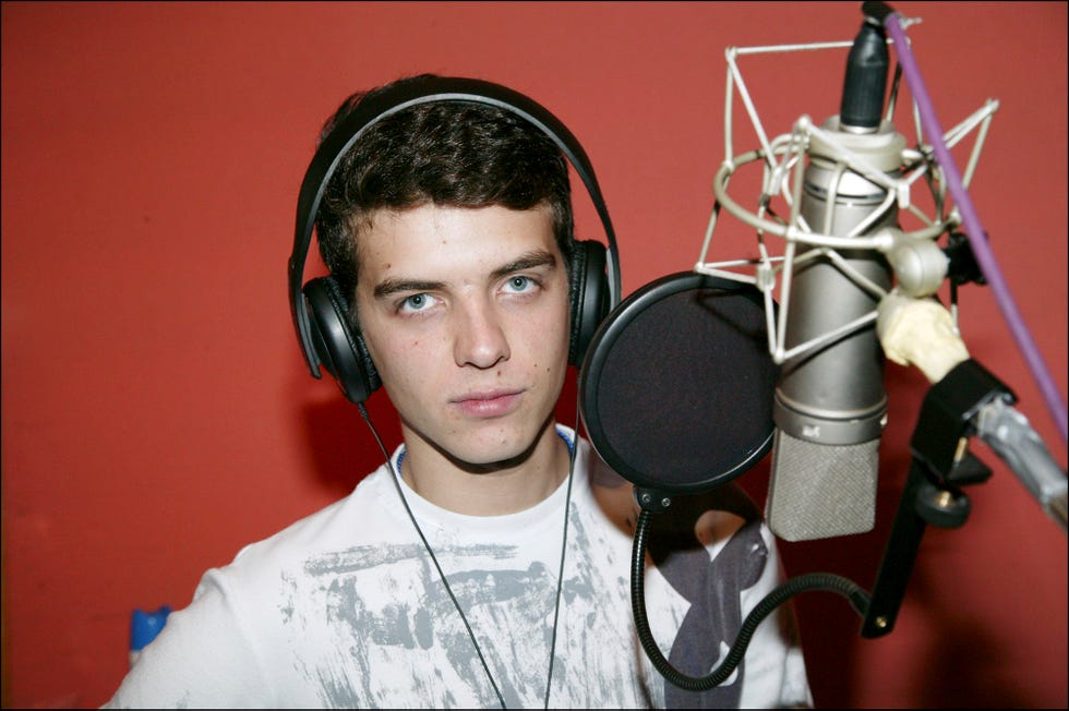 el hijo de camilo sesto, cuando era adolescente, ante un micrófono en un estudio de grabación