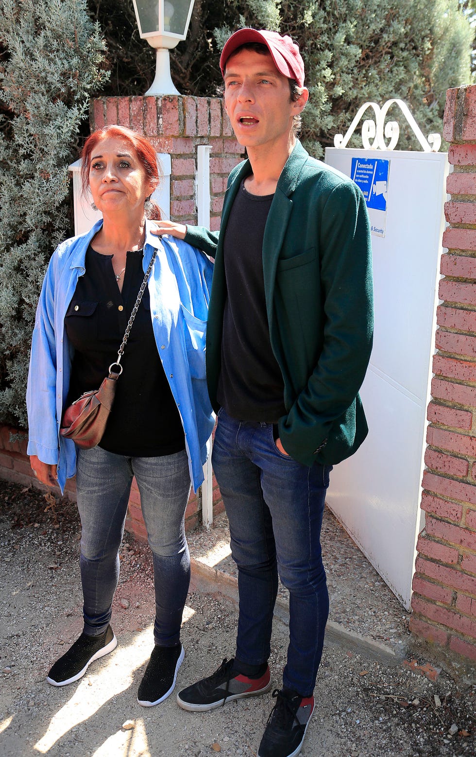 el hijo de camilo sesto posa con su madre a las puertas de la vivienda que el joven heredó de su padre en torrelodones