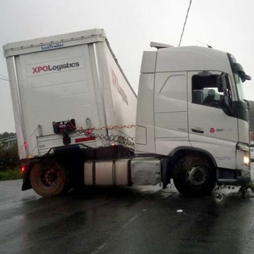 camion GPS a person standing next to a white truck