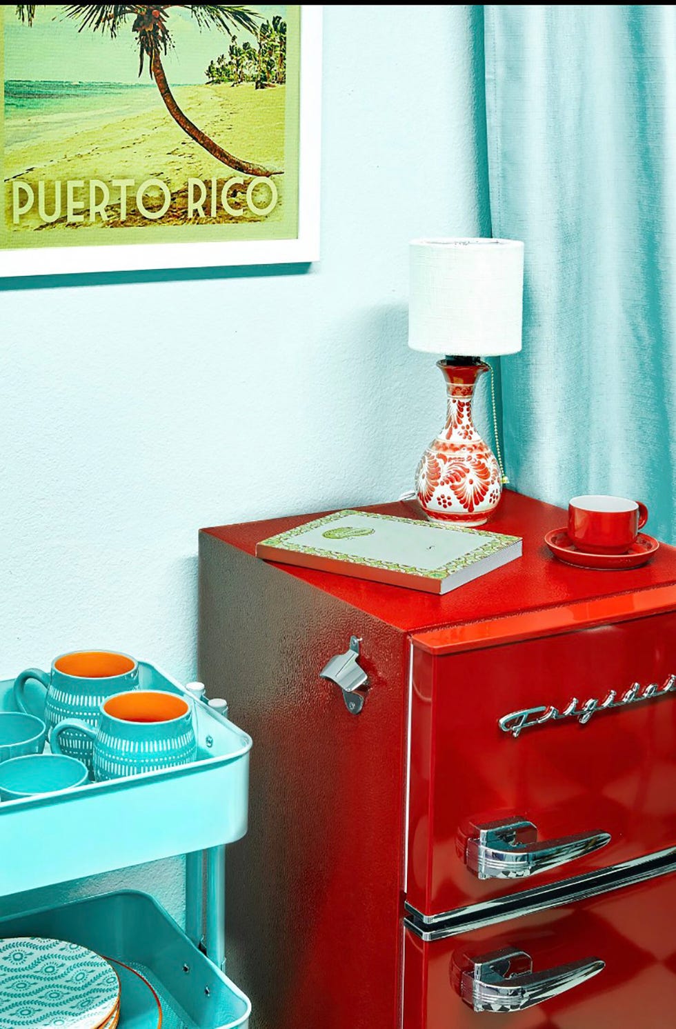 bad bunny tiene un camión para sus giras con decoración vintage años 50