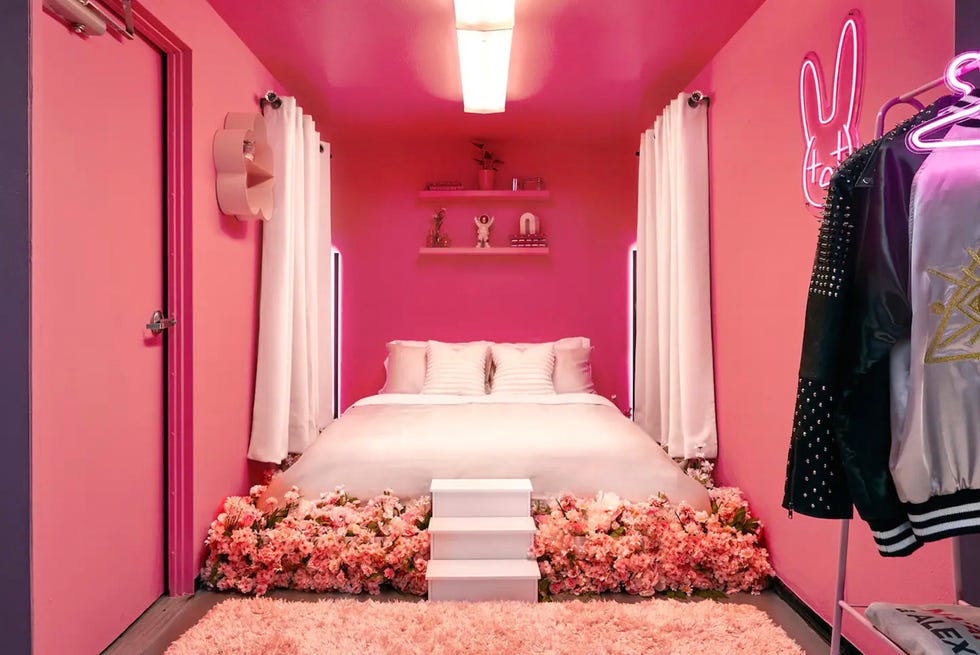 bad bunny tiene un camión para sus giras con decoración vintage años 50