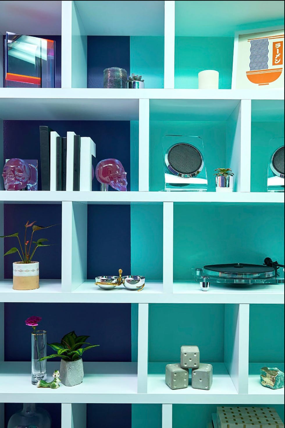 bad bunny tiene un camión para sus giras con decoración vintage años 50