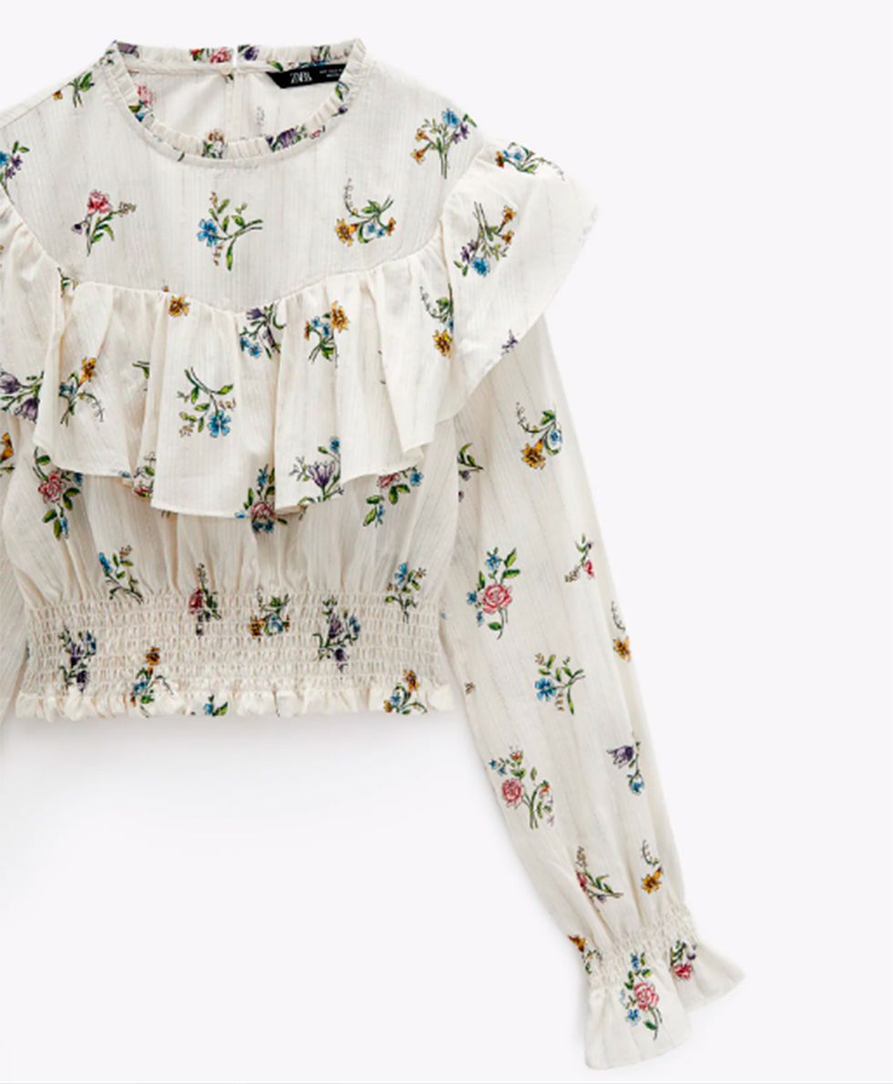 camisa blanca con flores de zara con cuello redondo, manga larga, detalle de volante a tono y acabado en elástico tipo nido de abeja