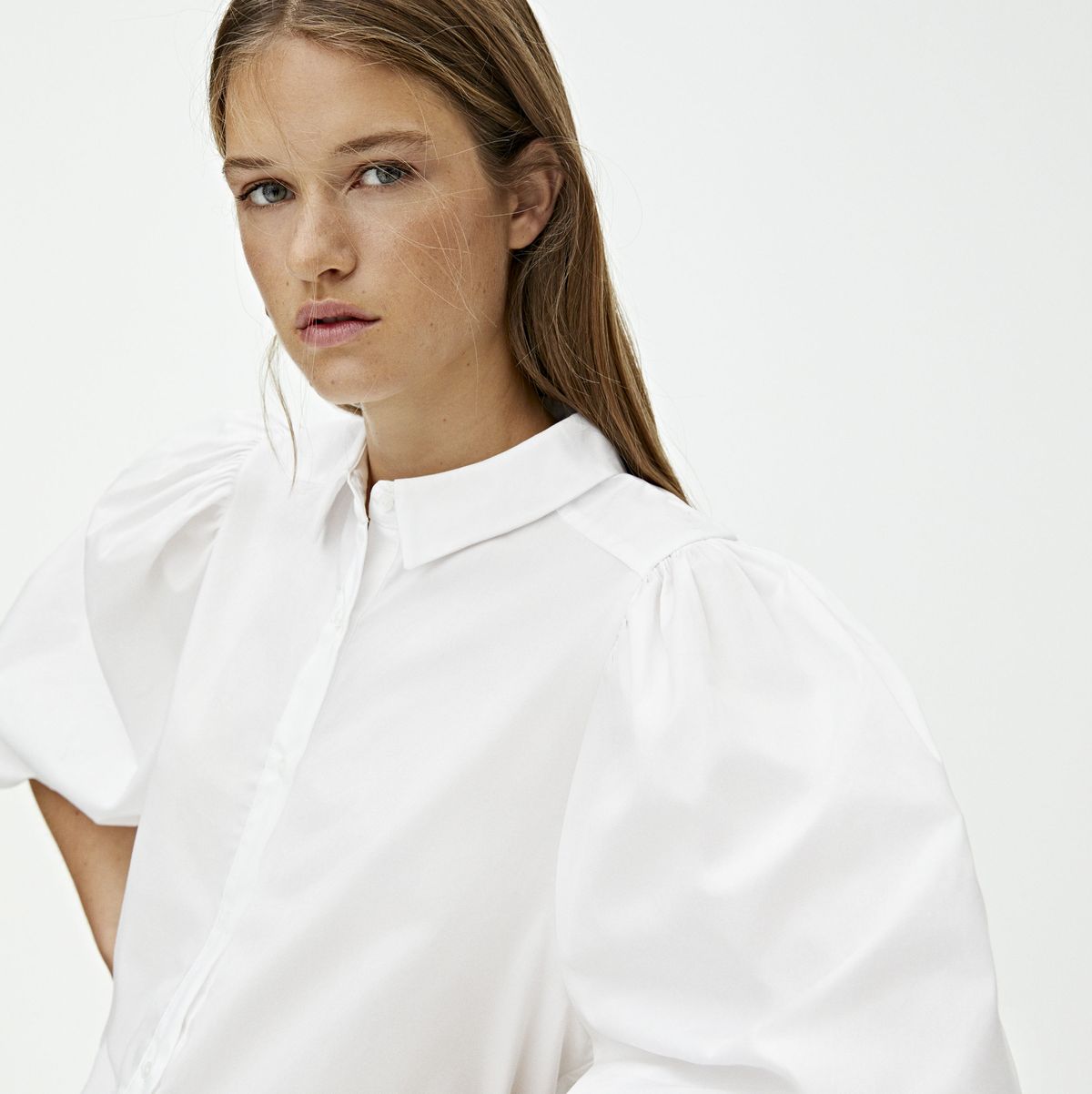 La camisa blanca Pull&Bear que más verás en Instagram