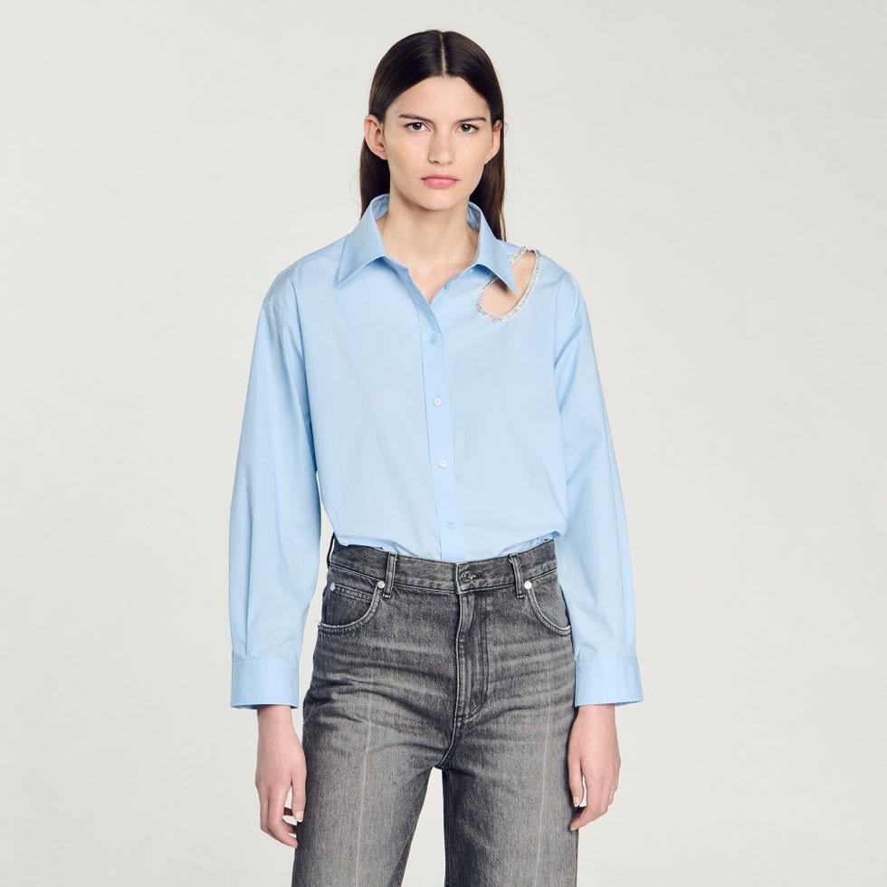 camisa azul con detalle gota brillante