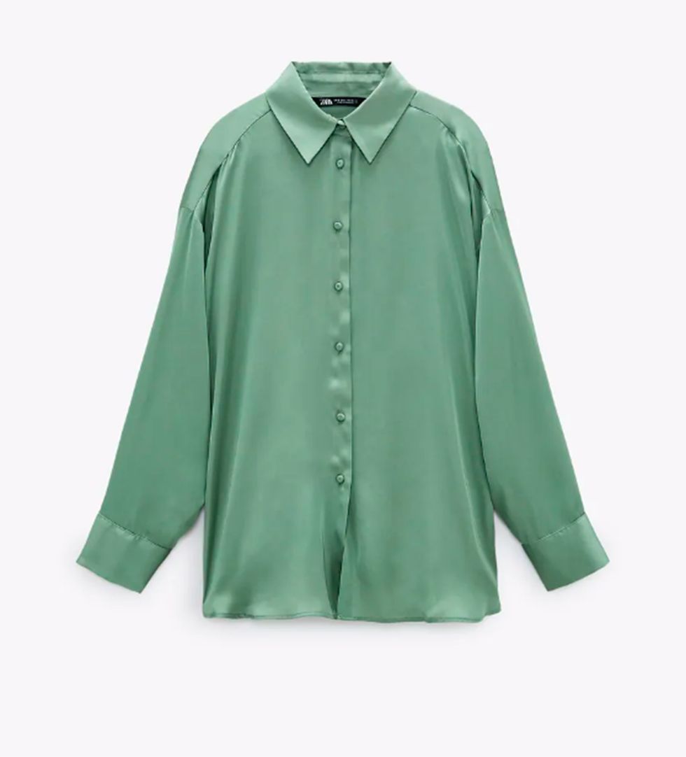 camisa satina de zara modelo fluido en verde pastel de cuello solapa, manga larga y cierre frontal con botones forrados