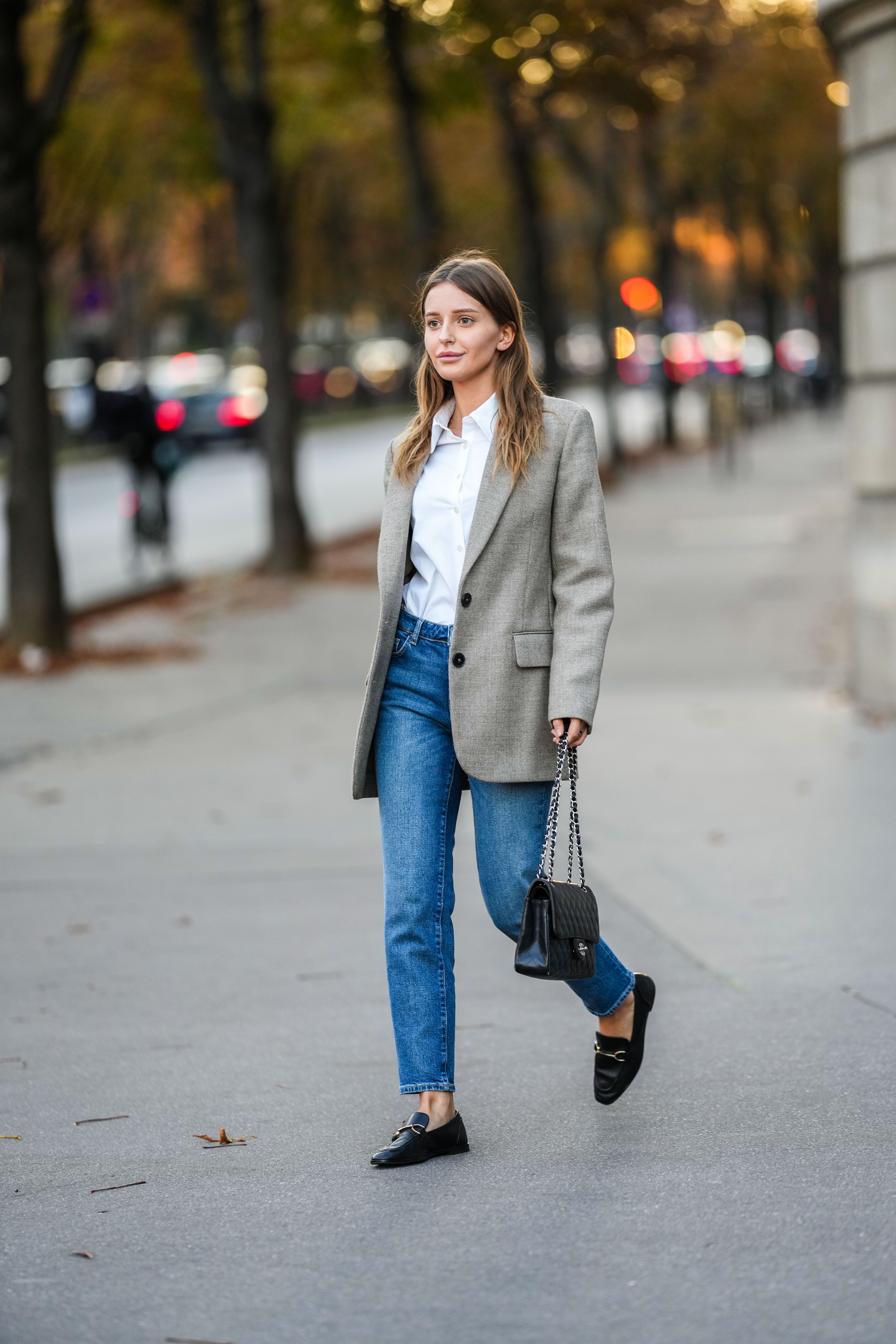 Pantalones vaqueros y camisa blanca de b sico a tendencia