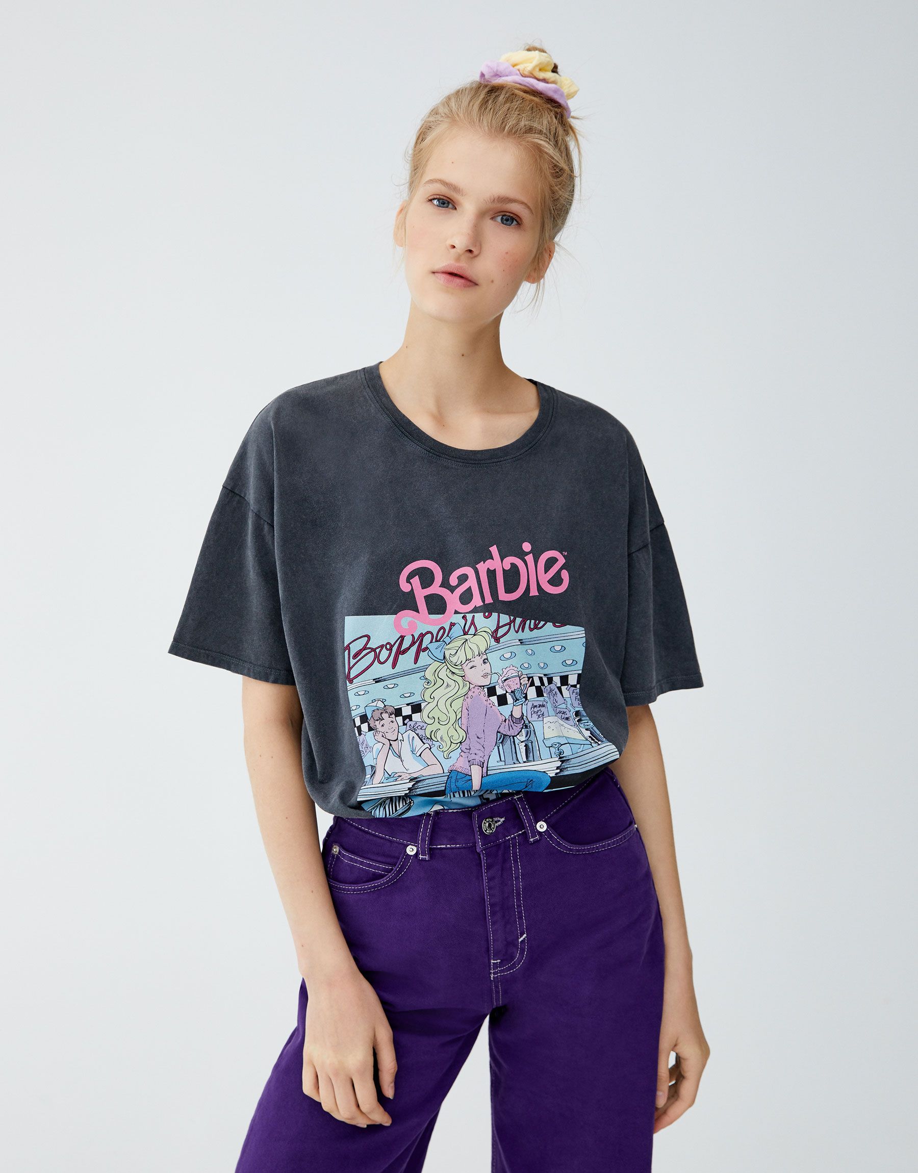 Tengas la edad que tengas, esta camiseta de Barbie de Pull and Bear va a trasladar a tu camiseta de Barbie de Pull & Bear que ya tiene lista de espera